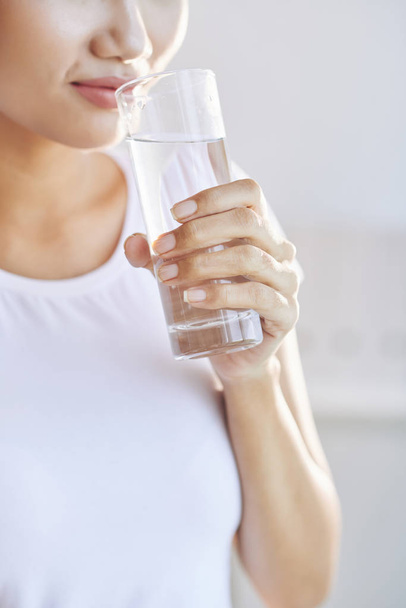 新鮮な水のガラスを飲む女性の画像をトリミング - 写真・画像