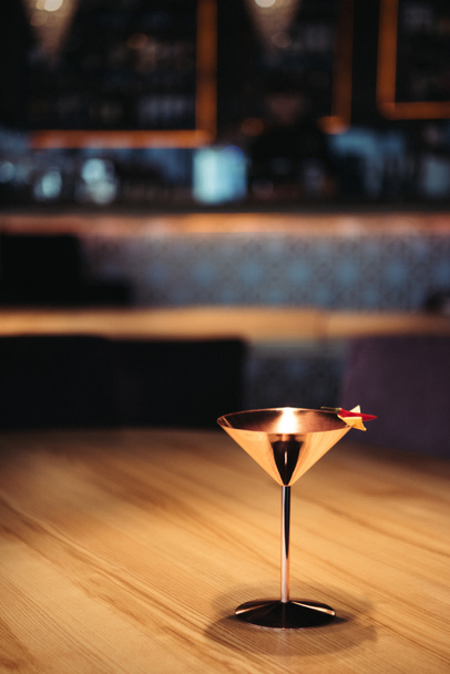 cocktail alcoolisé en verre métallique décoré de piment et de copeaux de nacho sur fond sombre avec espace de copie
 - Photo, image