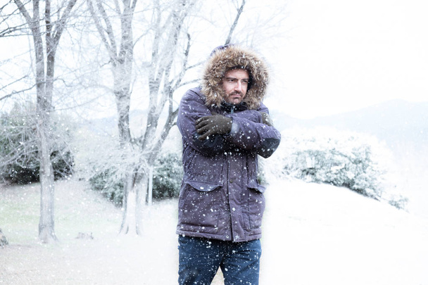 Человек в холодную и снежную погоду шторм зимой
 - Фото, изображение
