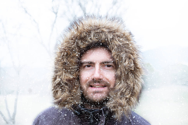 Télen a hideg és havas Időjárás vihar ember - Fotó, kép