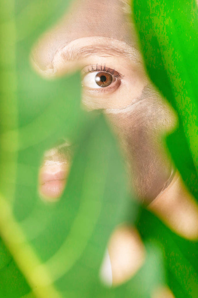 Mujer joven con máscara facial verde - spa natural, belleza del concepto de la naturaleza
 - Foto, Imagen