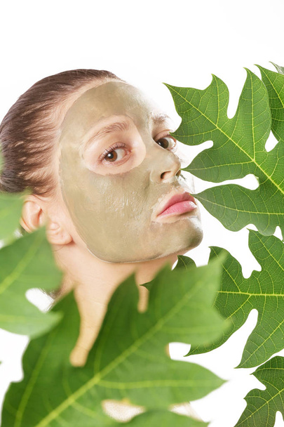 Jeune femme avec masque visage vert - spa naturel, concept beauté de la nature
 - Photo, image