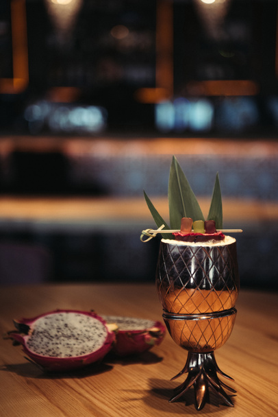Selektywny fokus pyszne tropikalny koktajl alkoholowy, ozdobiony owoc smoka na ciemnym tle - Zdjęcie, obraz