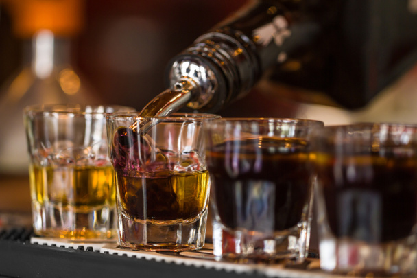 πλάνα με ουίσκι και liqquor στο κοκτέιλ μπαρ - Φωτογραφία, εικόνα
