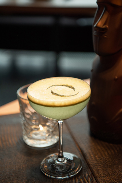 valikoiva painopiste herkullinen alkoholi cocktail vaahto puinen pöytä baarissa
 - Valokuva, kuva