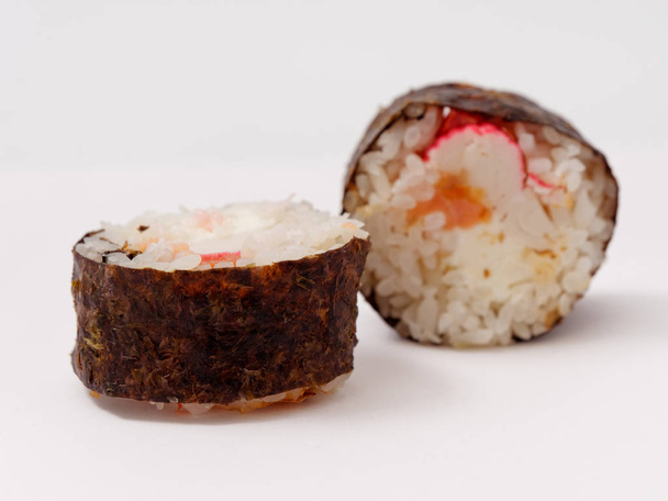 Sushi rollt auf weißem Hintergrund. Fast-Food gesund 5 - Foto, Bild