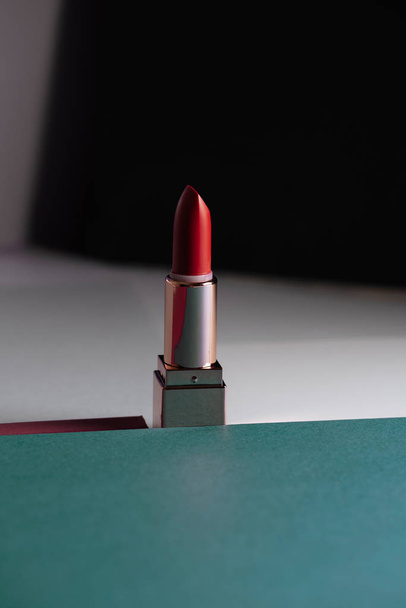 lippenstift op moderne kleurrijke geometrische achtergrond, cosmetica en beauty producten - Foto, afbeelding