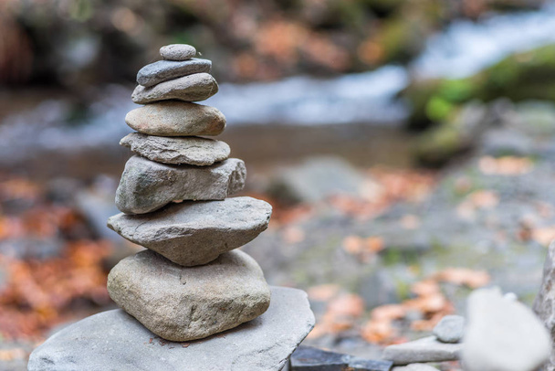 Kiegyensúlyozott, kő vagy a kő piramis a folyóparton. - Fotó, kép