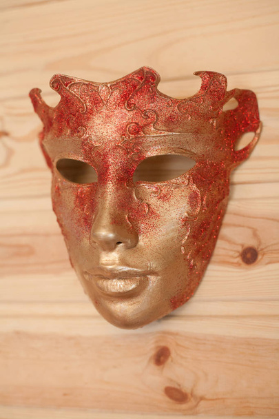 Όμορφο Καρναβάλι μάσκα για κορίτσι χρυσά και κόκκινα χρώματα - Φωτογραφία, εικόνα