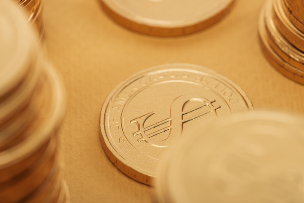 close-up de moedas de ouro com sinais de dólar isolado em laranja, st patrick conceito dia
 - Foto, Imagem