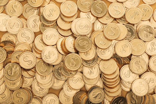 вид на золотые монеты с табличками на долларах, концепция дня святого Патрика
 - Фото, изображение