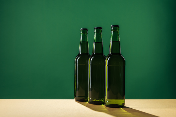 botellas de cerveza con sombras y espacio de copia aislado en verde, San Patricio concepto de día
 - Foto, Imagen
