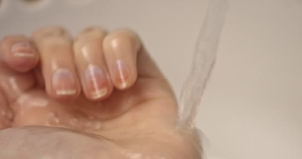 The close up view of water splashing on womans hands in sink. - Filmagem, Vídeo