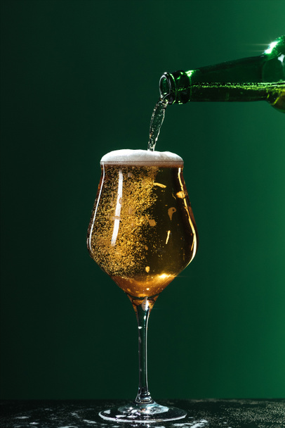 χύνοντας μπύρα σε ποτήρι, απομονώνονται σε πράσινο, st patrick ημέρα έννοια - Φωτογραφία, εικόνα