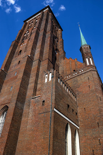 St Mary Kilisesi, Gdansk, Polonya, dünyanın üçüncü büyük tuğla kilisede güzel görünümü.  - Fotoğraf, Görsel