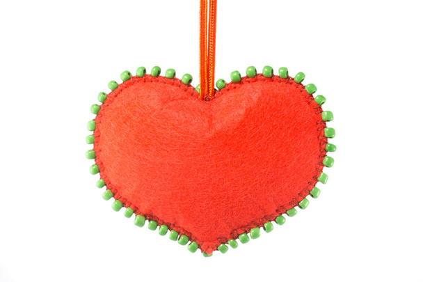 Malé domácí hračka v podobě srdce na Valentýna na bílém pozadí izolované - Fotografie, Obrázek