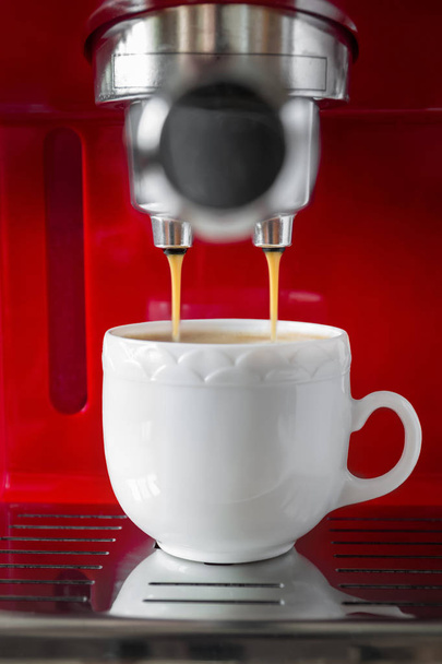 Nalanie prostego espresso z ekspresem do kawy. Zbliżenie, selektywne ukierunkowanie - Zdjęcie, obraz