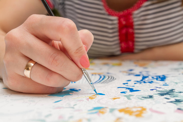 Kız bir fırça boya ile numaraları tarafından tuval üzerine çizer. Sayılarla resim. Tuval üzerinde çizim. Yaratıcı hobi. Yeni başlayanlar için resim. Bir hobi kavramı. Portre, seçici odak - Fotoğraf, Görsel