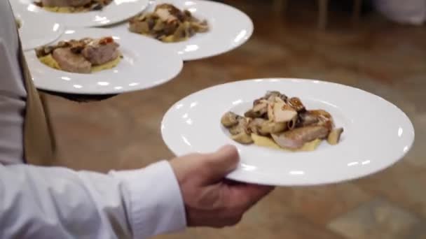 Hochzeitskellner serviert mit Tablett das Essen - Filmmaterial, Video
