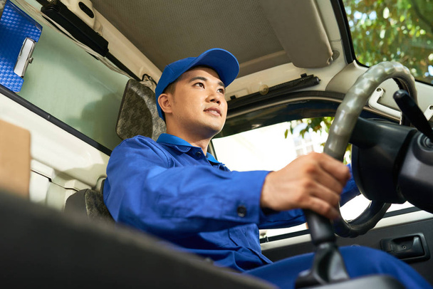 jovem vietnamita entrega homem condução van
 - Foto, Imagem