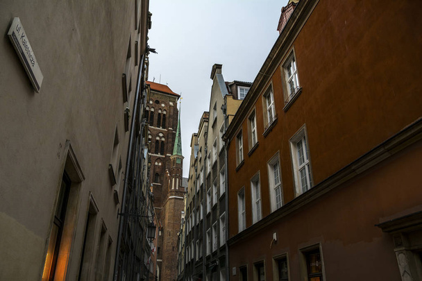 Gdansk, Lengyelország-július 2, 2018. Épület homlokzati építészet Duga utcán, a város egyik legrégebbi átjárók a színes házak Gdansk, Lengyelország. - Fotó, kép
