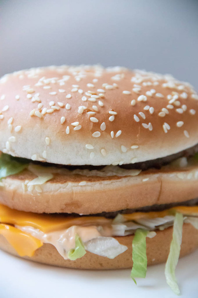 Un hamburger grande. Ristorante fast food. Cibo sbagliato. Colesterolo e obesità
 - Foto, immagini
