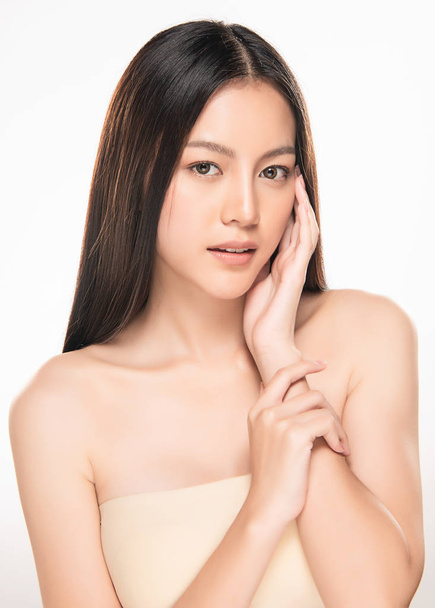Beautiful Young asian Woman with Clean Fresh Skin look. Girl beauty face care. Facial treatment. Cosmetology, beauty and spa. - Foto, Imagen