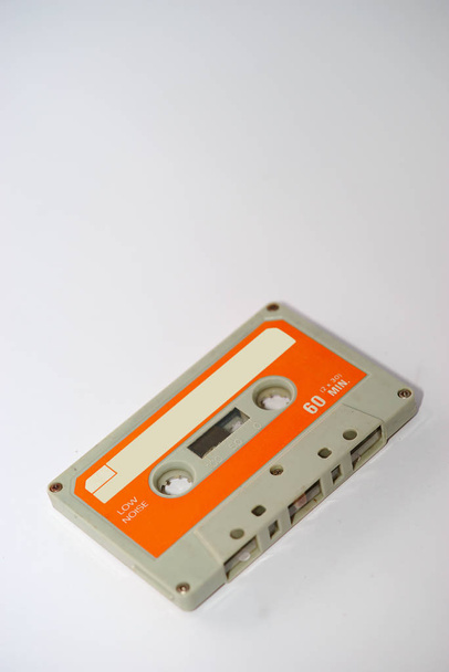 bande audio vintage grise et orange sur fond blanc
 - Photo, image
