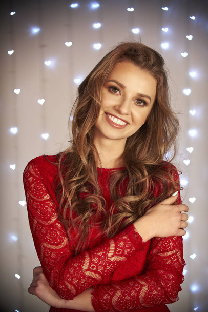 Hymyilevä nainen punaisessa mekossa
  - Valokuva, kuva