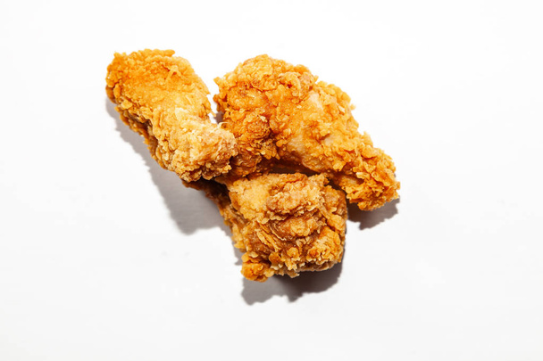 Smażone Skrzydełka kurczaka pyszne, apetyczny przygotowane z mięsa w sosie pikantnym i panierowane są popularne danie w restauracji i fast food są trzy na numer na białym tle. Niezdrowe - Zdjęcie, obraz