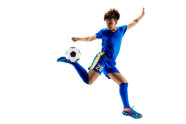 Niño con pelota de fútbol haciendo patada voladora
 - Foto, imagen