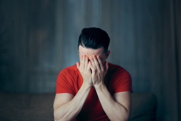 Triste hombre deprimido sintiéndose ansioso y estresado
 - Foto, Imagen