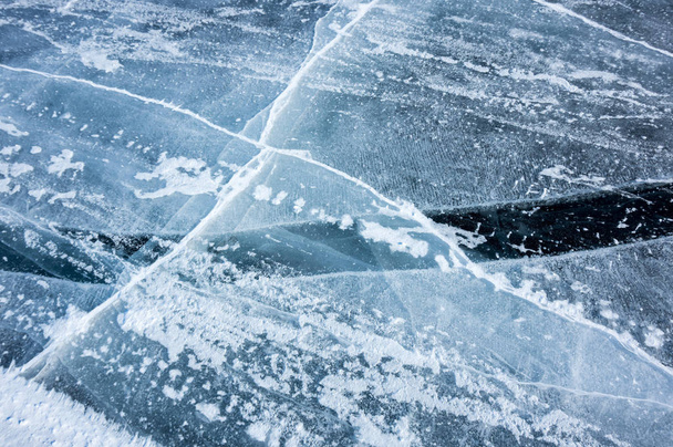 Glace du lac Baïkal, le plus profond et le plus grand lac d'eau douce par volume dans le monde, situé dans le sud de la Sibérie, Russie
 - Photo, image