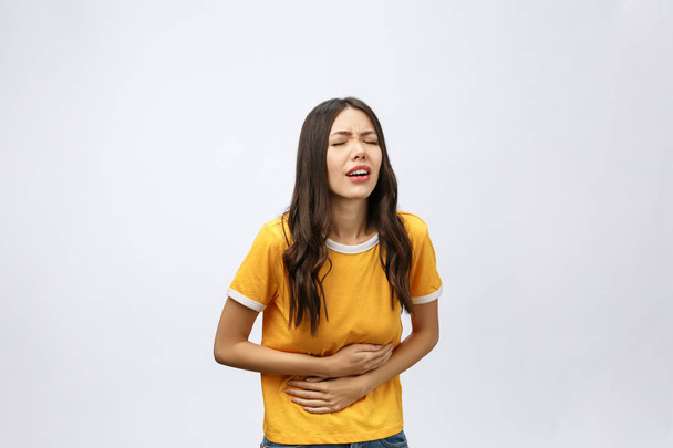 vrouw met menstruatie kramp, buikpijn, maagpijn, voedselvergiftiging - Foto, afbeelding