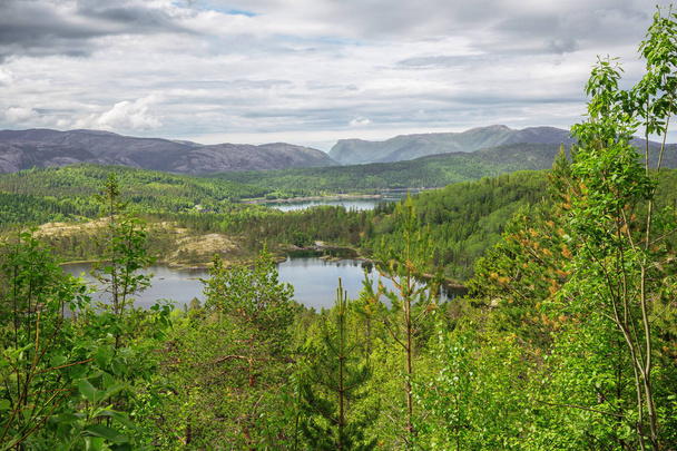 Το Hjelmstigvatnet και τη γύρω περιοχή με βουνά έως τη θάλασσα - Φωτογραφία, εικόνα
