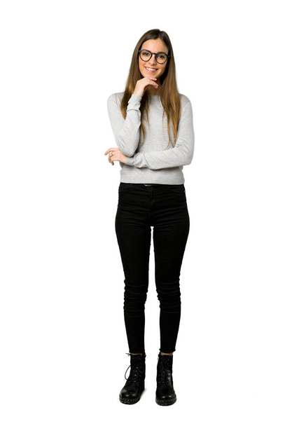 Ολόσωμο στιγμιότυπο από νεαρή κοπέλα με τα γυαλιά και χαμογελαστός σε απομονωμένες άσπρο φόντο - Φωτογραφία, εικόνα