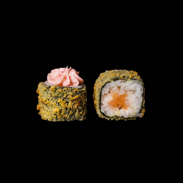 Σούσι. Ρολό με tempura χελιού και τυρί κρέμα, απομονώνονται σε μαύρο φόντο - Φωτογραφία, εικόνα
