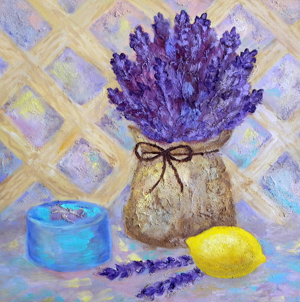 Nature morte avec bouquet de lavande dans un sac en toile, citron et boîte. Du pétrole. Style Provance. Couleurs pastel violet
. - Photo, image