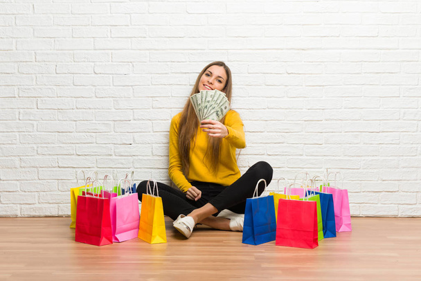 Mladá dívka s množstvím nákupních tašek s hodně peněz - Fotografie, Obrázek