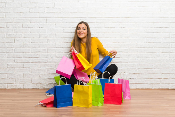 Chica joven con un montón de bolsas de compras
 - Foto, imagen