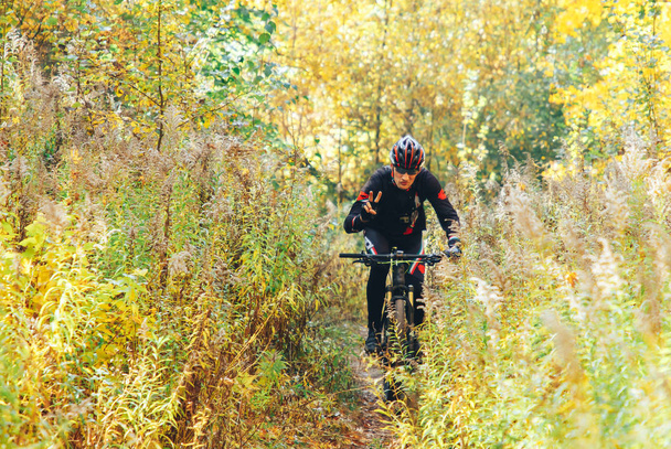 October 14, 2018 - Minsk, Belarus: 2018 Olympic Cross Country Cup XCO in Medvezhino man riding bicycle along forest trail - Fotoğraf, Görsel