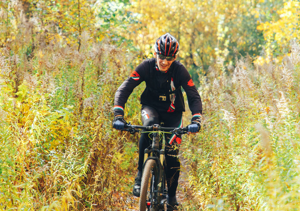 October 14, 2018 - Minsk, Belarus: 2018 Olympic Cross Country Cup XCO in Medvezhino man riding bicycle along forest trail - Foto, imagen