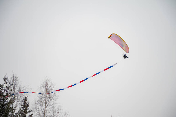 Paraglider vliegt in de lucht - Foto, afbeelding