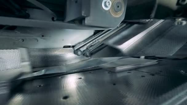 Papier wird von einem industriellen Mechanismus gedruckt - Filmmaterial, Video