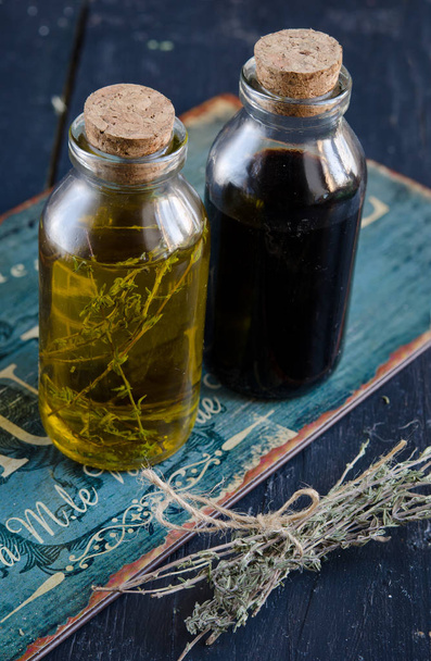 blízký pohled na olivový olej, balsamický ocet a sušené tyly - Fotografie, Obrázek