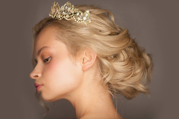 Beautiful blond girl in the image of a bride with a tiara in her hair. - Valokuva, kuva