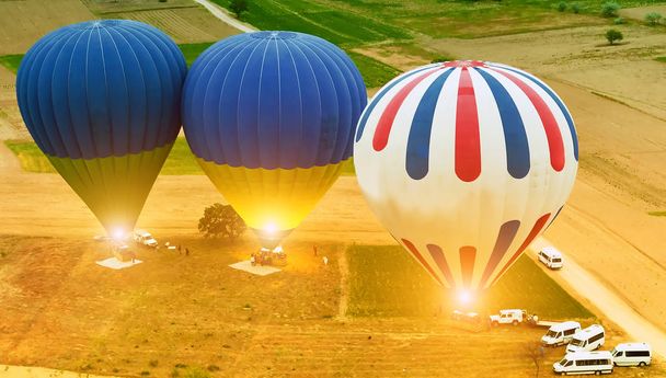 Kappadokie Tour horkovzdušné balóny, balóny na horký vzduch skupiny, které jsou připraveny k letu nad Kappadokii Goreme národního parku. Turecko. - Fotografie, Obrázek