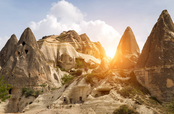 Údolí a vesnici s jeho pohádkové komíny, skalní útvary a jeskyně domy, kamenné útvary v regionu Kapadocie, Turecko. - Fotografie, Obrázek