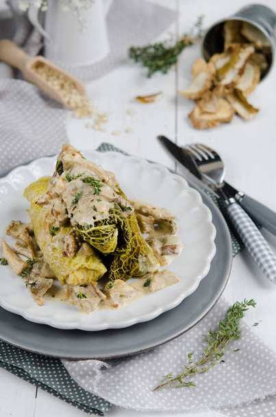 Stuffed cabbage with barley and wild mushrooms - Foto, afbeelding