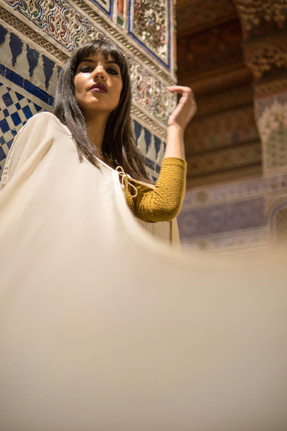 Gyönyörű marokkói rövid arany ruha és köpeny fehér köpenyt gazdag belső festői Dar Si mondta Riyad Marrákes városában - Fotó, kép